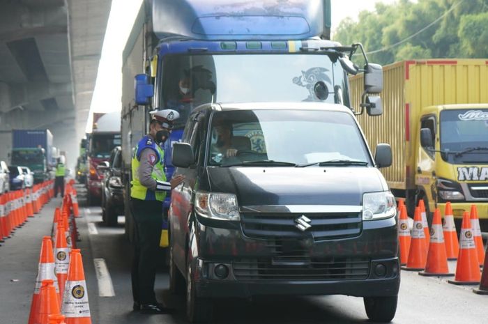 Penyekatan kendaraan yang masih coba mudik. Berikut syarat keluar kota dengan kendaraan pribadi dan umum mulai berlaku 18 Mei 2021.