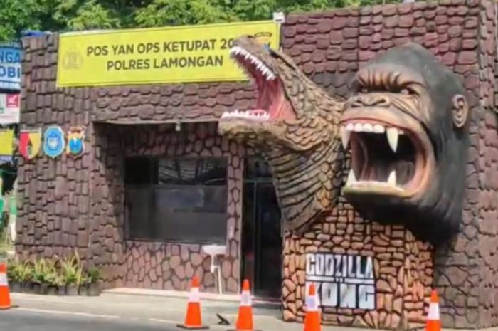 Pos Pelayanan Operasi Ketupat di Lamongan mengusung tema Godzilla vs Kong