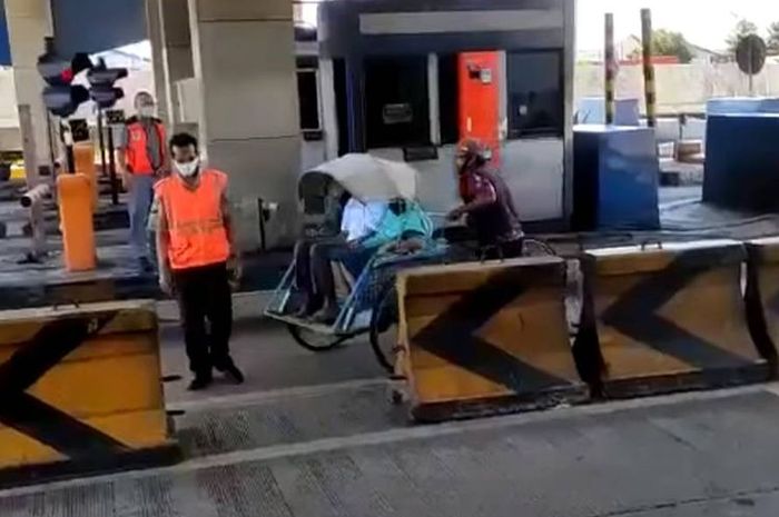 Rekaman video becak masuk tol Surabaya-Gresik di gerbang tol Tandes Timur 1, (14/5/21)