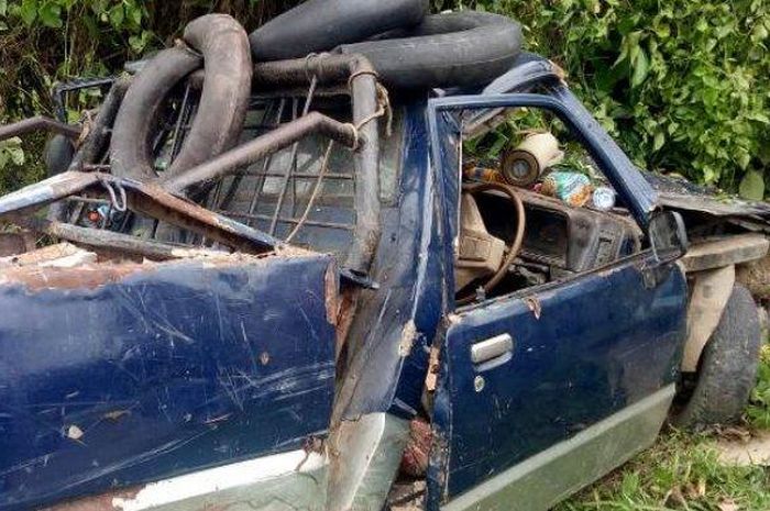Chevrolet LUV yang ditumpangi 20 orang alami kecelakaan tunggal di jalan raya Banda Aceh-Medan, Gampong Birem Rayeuk, Birem Bayeun, Aceh Timur