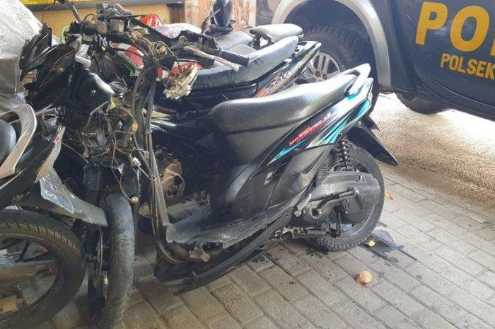 Barang bukti Yamaha Mio Soul dan Suzuki Satria F150 milik pelaku penjambretan di jalan raya Pulosari, desa Ngembeh, Dlanggu, Mojokerto, Jatim