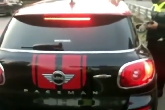Pengendara Mini Cooper yang ditindak polisi karena mencoba masuk ke iring-iringan mobil Wapres Ma'ruf Amin