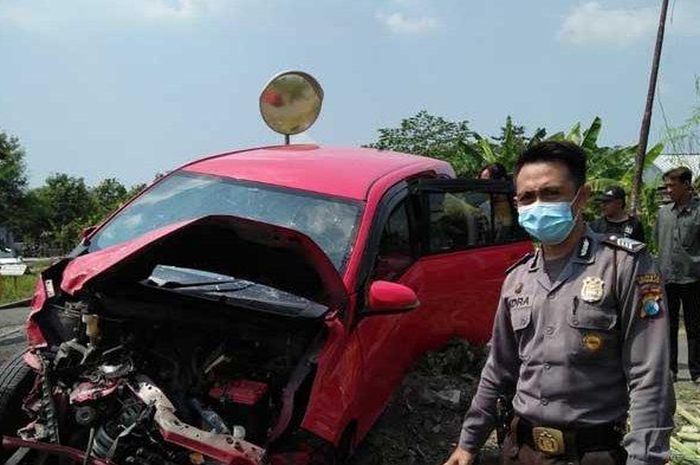 Daihatsu Sigra disambar kereta api di desa Kedungsugo, Prambon, Sidoarjo, Jawa Timur