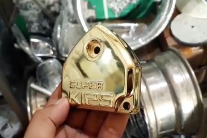 Komponen motor yang dilapis chrome emas
