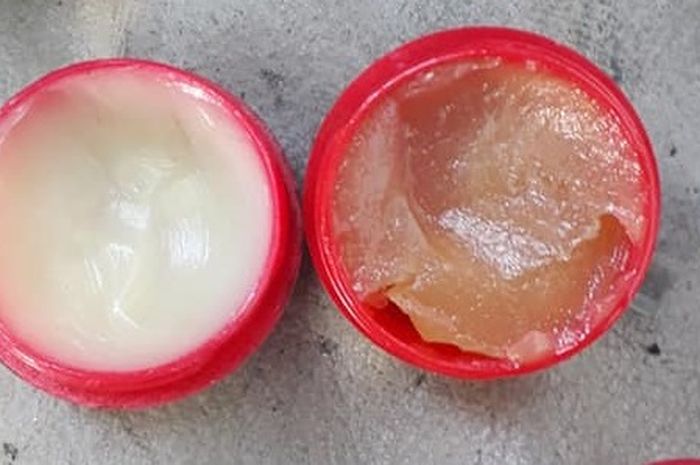 Perbandingan gemuk CVT asli (kiri) palsu (kanan)