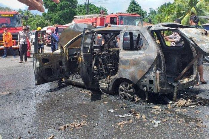 Toyota Avanza terbakar di jalan raya Air Merbau, desa Air Merbau, Tanjung Pandan, Belitung, Bangka Belitung, (14/5/21)