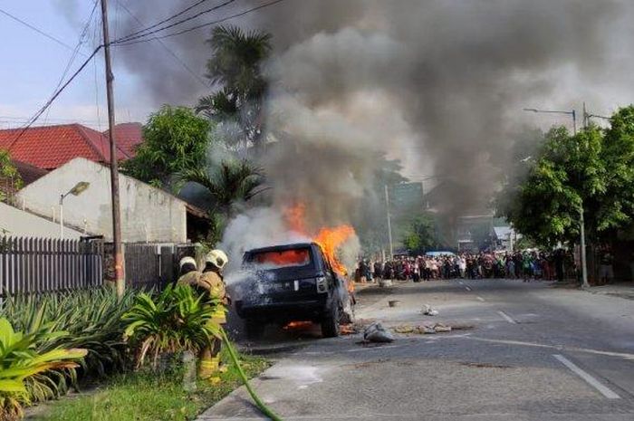 Sebuah Mobil Ludes Dimangsa Api, Petugas Pemadam Beberkan Penyebab Hingga Kerugian Korban