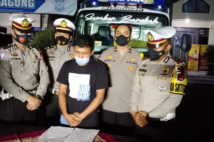 Pengendara truk oleng diamankan polres Malang