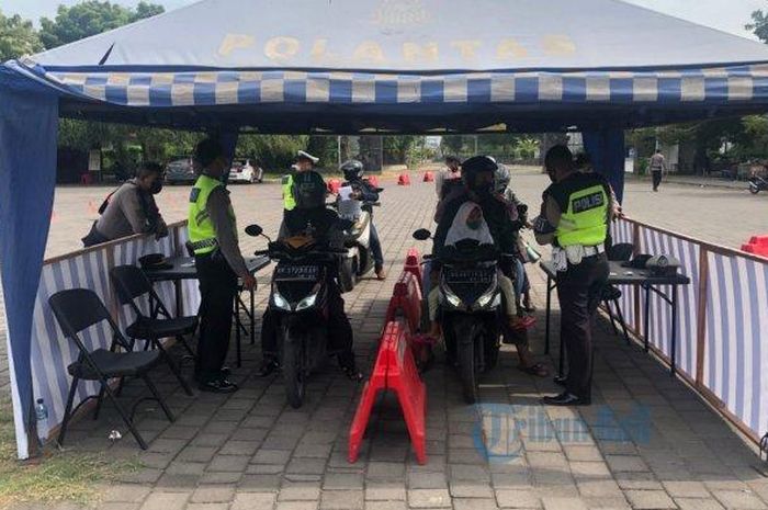 Pemeriksaan kelengkapan oleh Petugas Kepolisian di Pos Waterbee, Selasa (18/05/2021). 