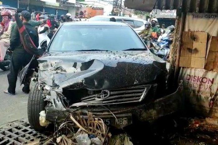 Toyota Camry tabrak pengguna jalan lain saat hendak mendahului mobil di depannya