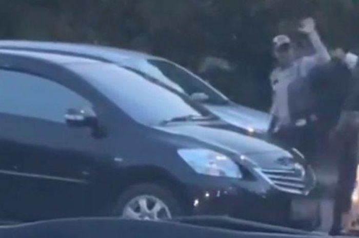 Seorang petugas Dishub Kota Bekasi dianiaya sejumlah orang yang tak terima akses U Turn di Jalan Jenderal Ahmad Yani