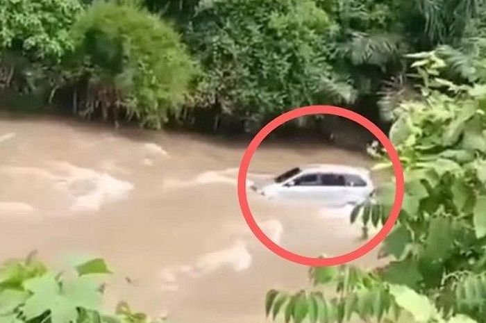 Toyota Avanza terjun ke sungai wilayah Padang Ganting, Tanah Datar, Sumatera Barat