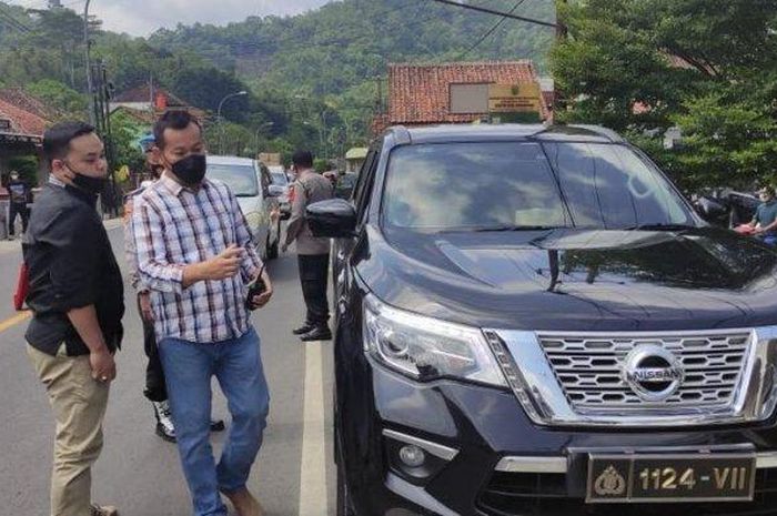 Nissan Terra yang kedapatan memakai pelat dinas Polri palsu saat terjaring di pos penyekatan Cikijing, Majalengka, Jawa Barat