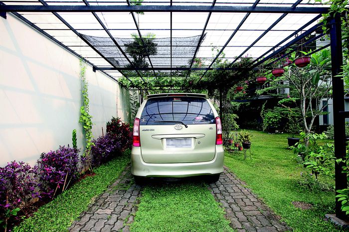 Ilustrasi-Mobil di carport. Rangka carport dari besi hollow untuk rambatan tanaman. 
