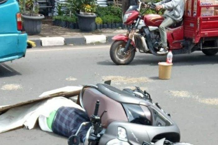 Pengendara Honda Scoopy tewas tertelungkup usai terlindas roda kiri belakang bus TransJakarta di Jl RE Martadinata, Cimanggis, Ciputat, Tangerang Selatan