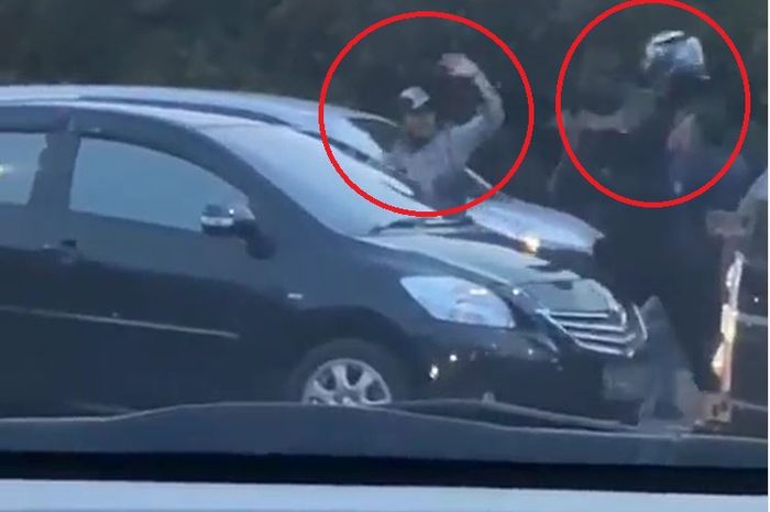 Anggota Dishub Kota Bekasi (kiri) dikeroyok sejumlah pengendara motor (kanan) di depan Rumah Sakit Mitra Keluarga, Bekasi, Jawa Barat