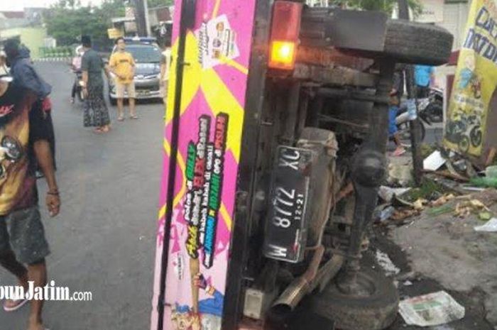 Daihatsu Gran Max muatan ketupat gelimpang usai terjang gerobak penjual ketupat dan Honda BeAT di jalan raya Pabean, Sedati, Sidoarjo, Jawa Timur