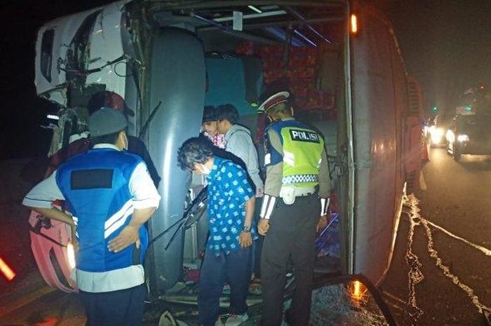 Bus Primajasa terbalik di Tol Cipularang