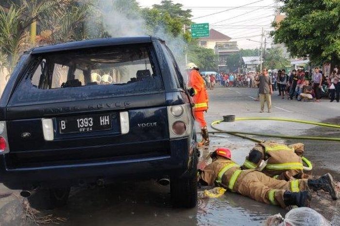 Sudin PKP Jakarta Timur memadamkan api yang membakar Range Rover Vogue di Pulogadung, Jakarta Timur