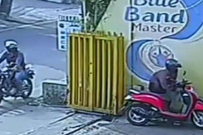 Rekaman CCTV dua pelaku tengah berusaha membobol lubang kunci Honda Scoopy yang sudah dikunci setang ke arah kanan di jalan raya Sulfat, Blimbing, kota Malang, Jatim