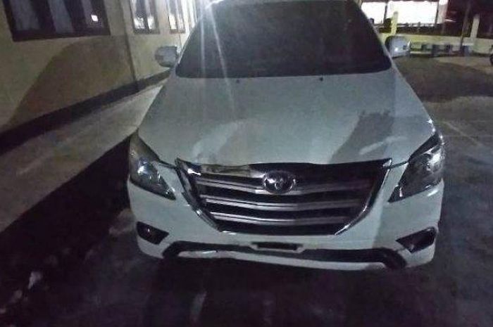 Toyota KIjang Innova yang menyambar Honda Vario 150 di Simpang Busu, Gampong Blang Lilie, Mutiara, Pidie, Aceh