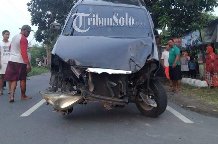 Kondisi Toyota Avanza nomor polisi AD 9261 SP setelah menabrak toko kelontong.