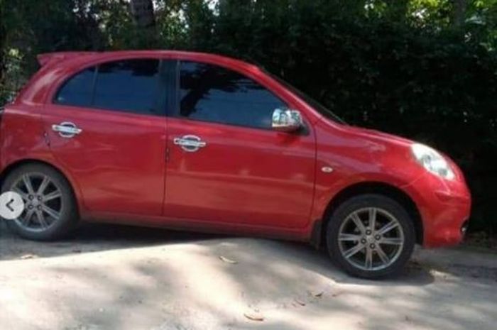 Nissan March mencoba melewati polisi tidur setinggi kuburan di dukuh Indopekso, desa Lampar, Tamansari, Boyolali, Jawa Tengah