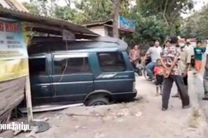 Isuzu Panther terobos warung makan di jalan raya Jatirogo-Bojonegoro, desa Jatiklabang, Jatirogo, Tuban, Jawa Timur