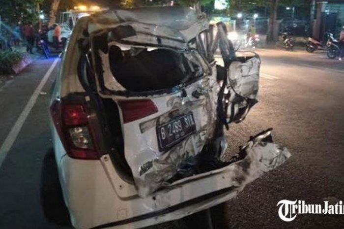 Daihatsu Sigra terburai hingga terkelupas usai tabrakan karambol dengan truk tronton dan Toyota Yaris di Tulungagung