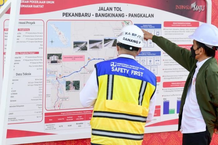 Presiden Joko Widodo saat meninjau pembangunan ruas tol Pekanbaru-Bangkinang, Rabu (19/5/2021)