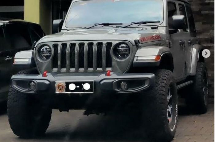 Jeep Wrangler Rubicon yang memakai pelat khusus anggota DPRD mirip TNI-Polri