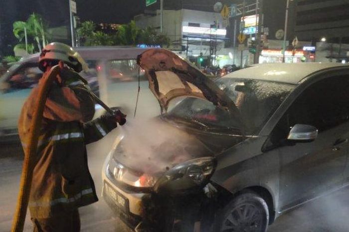 Honda Mobilio terbakar di Jl Matraman Raya, Jakarta Timur, (20/5/21)