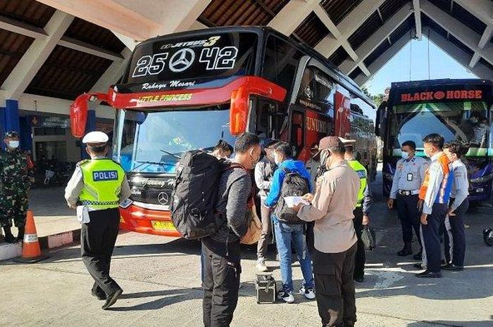 Tim Gabungan di Terminal Tipe A Mengwi saat melakukan pemeriksaan kepada penumpang yang datang melalui bus AKAP pada Jumat 21 Mei 2021 