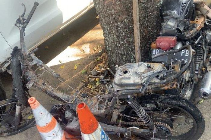 Dua sepeda motor yang tabrakan dan terbakar di Jalan Tamansiswa, Sabtu (22/5/2021) pukul 05.30 WIB  