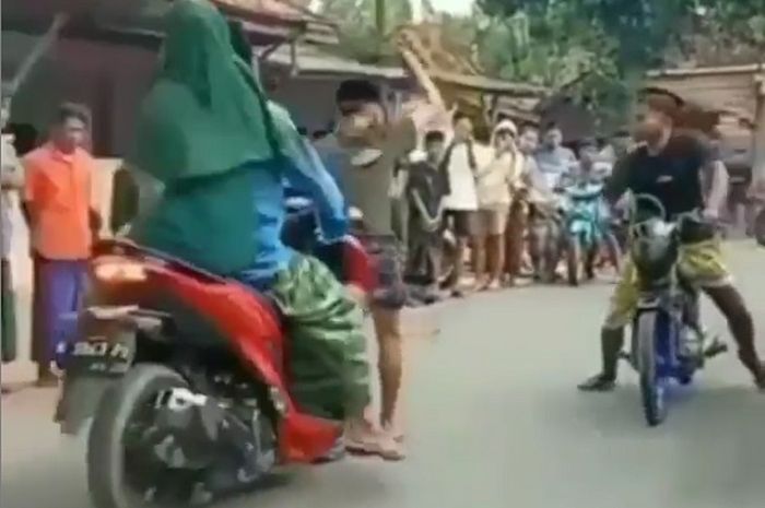 Koplak, video kejadian balap liar yang tiba-tiba diterobos bapak-bapak naik Honda Vario 150 menjelang start.