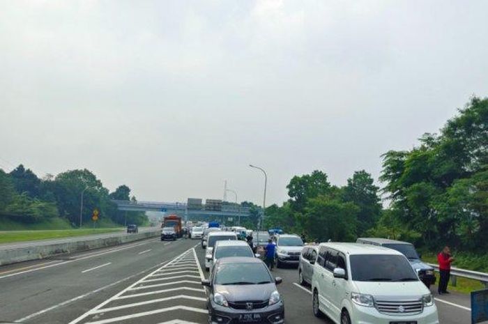 Kondisi lalu lintas di jalan toll menuju Puncak Bogor, Sabtu (22/5/2021). 