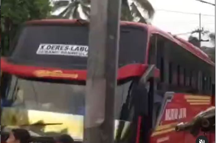 Rekaman aksi ribut antar pengemudi Bus PO Murni Jaya dan Daihatsu Gran Max yang berujung penusukan