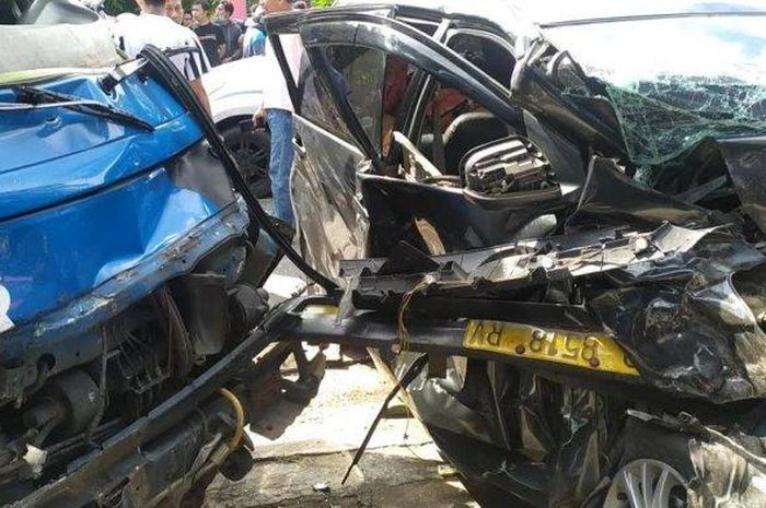 Tiga mobil rusak parah setelah terlibat kecelakaan beruntun