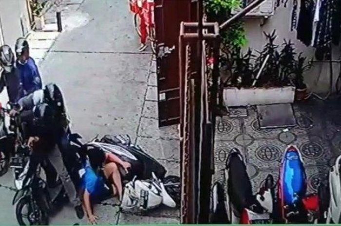 Tangkapan layar rekaman CCTV aksi perampokan uang Rp 25 juta dengan menggunakan senjata api di Jalan Pademangan III Gang 18, Pademangan Timur, Pademangan, Jakarta Utara