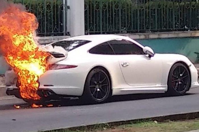 Porsche 911 terbakar di bagian belakang