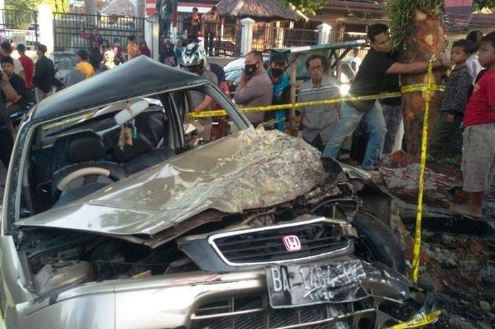 Honda City babak belur diterjang kereta api