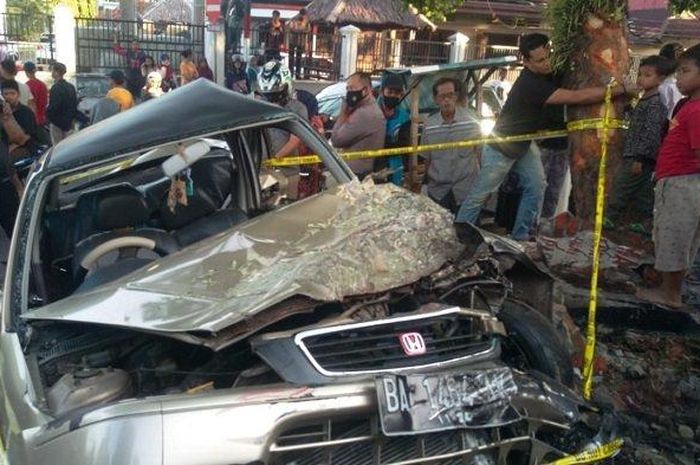 Kondisi Honda City  yang tertabrak KA Sibinuang, Sumatera Barat
