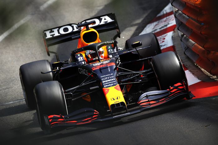 Max Verstappen berkuasa di F1 Monako dan curi puncak klasemen sementara dari Lewis Hamilton. 