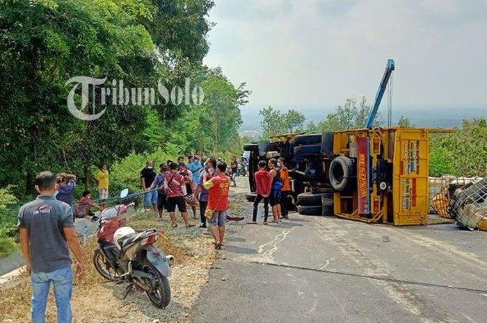 Honda BeAT tabrak truk terguling di jalan lingkar kota Wonogiri