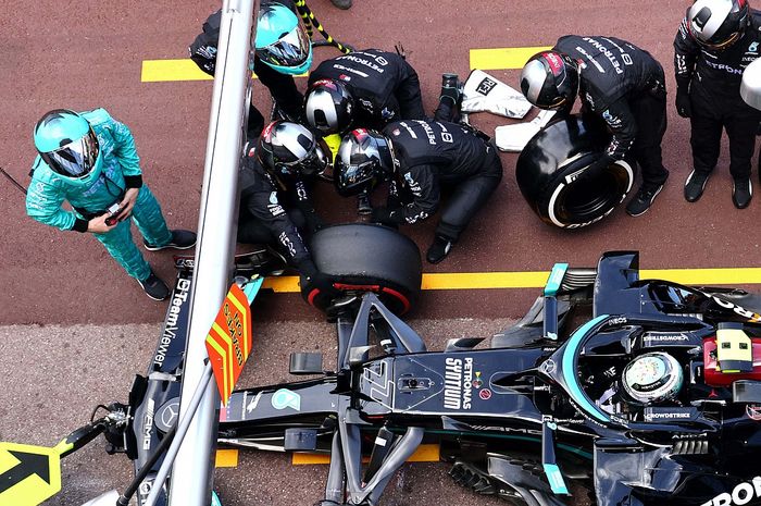 Roda Valtteri Bottas tak bisa dilepas saat pit stop F1 Monako 2021