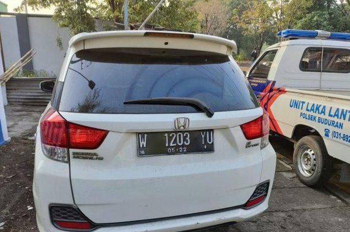 Honda Mobilio yang pengemudinya ditemukan meninggal dunia di Sidoarjo