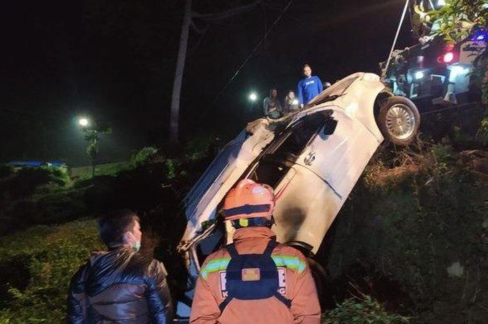 Daihatsu Terios anjlok ke jurang sedalam 20 meter