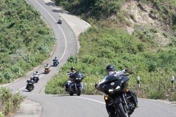 Komunitas Road GlIde Owners Group RGOG menjajal jalur kawasan Sekotong Lombok Barat menuju Selong Belanak Lombok Tengah.