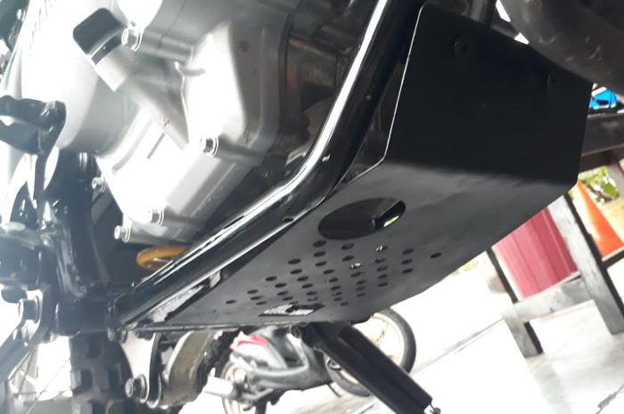 Skid plate di Yamaha WR 155 cegah benturan di mesin