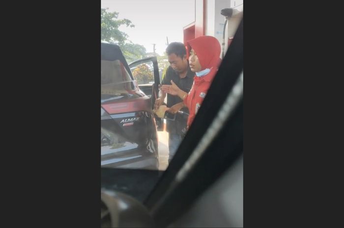 Viral di TikTok, Nozzle Pompa SPBU Tersangkut di Lubang Tangki Bahan Bakar Wuling Almaz